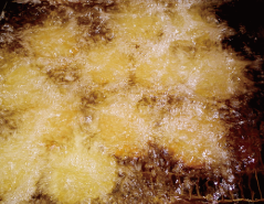 「納屋徳永屋 手作りさつま揚げの製法」180℃に熱した白菜種油で、じっくりと揚げる